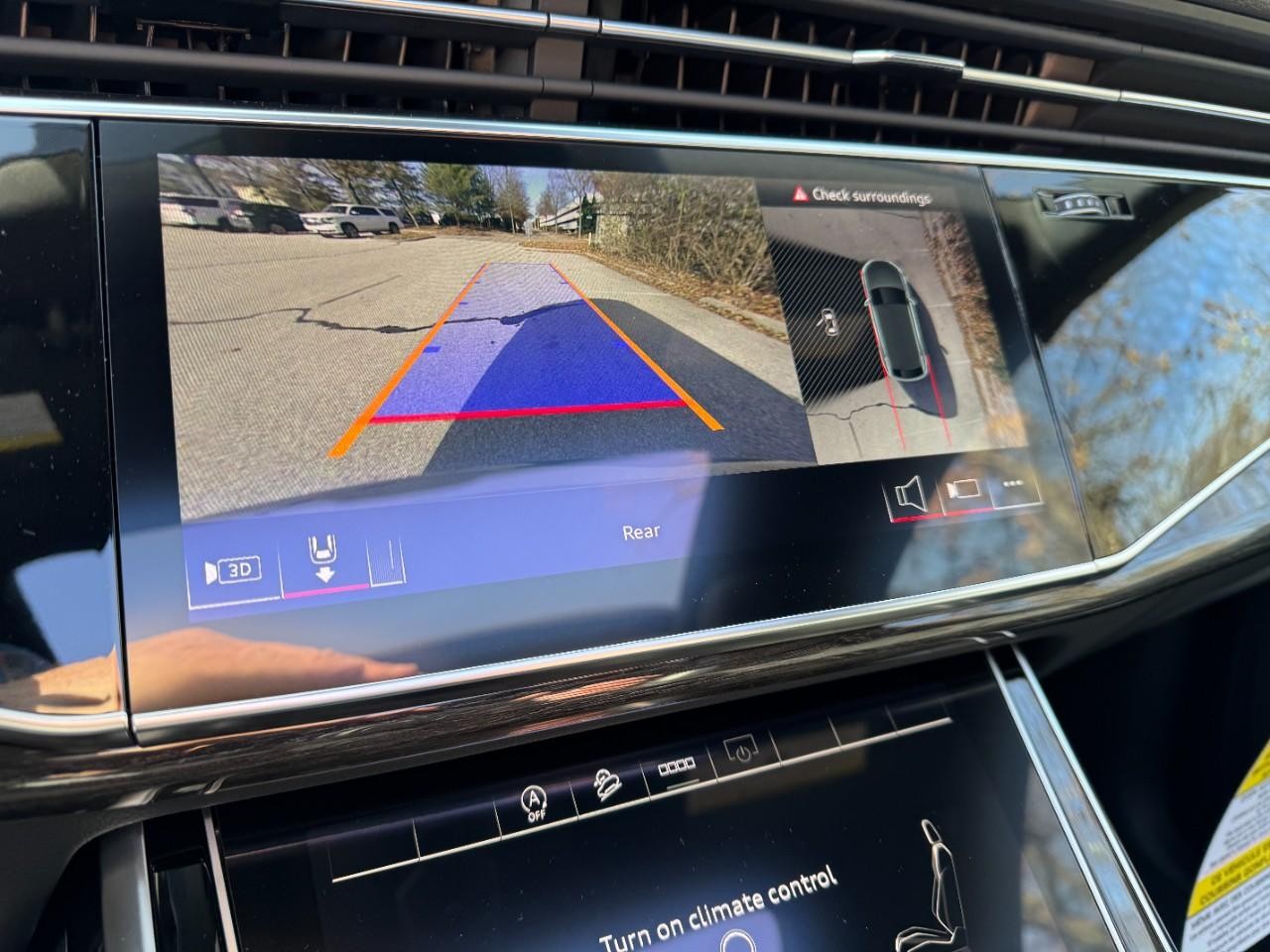 Audi Q8 Vehicle Full-screen Gallery Image 25