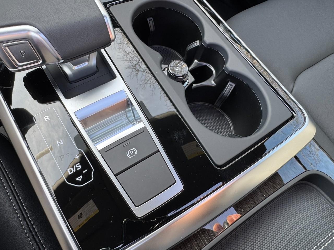 Audi Q8 Vehicle Full-screen Gallery Image 27