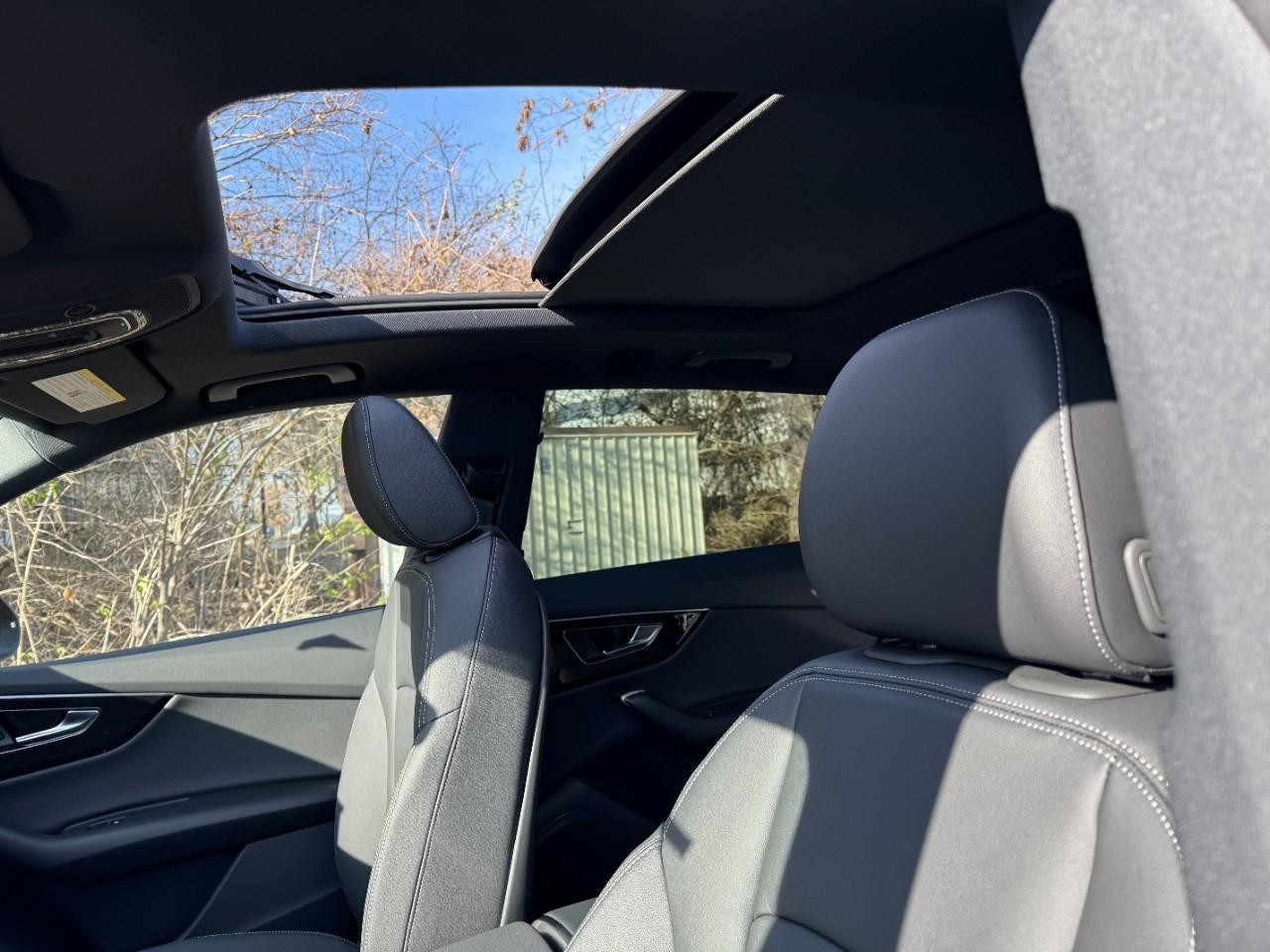 Audi Q8 Vehicle Full-screen Gallery Image 30