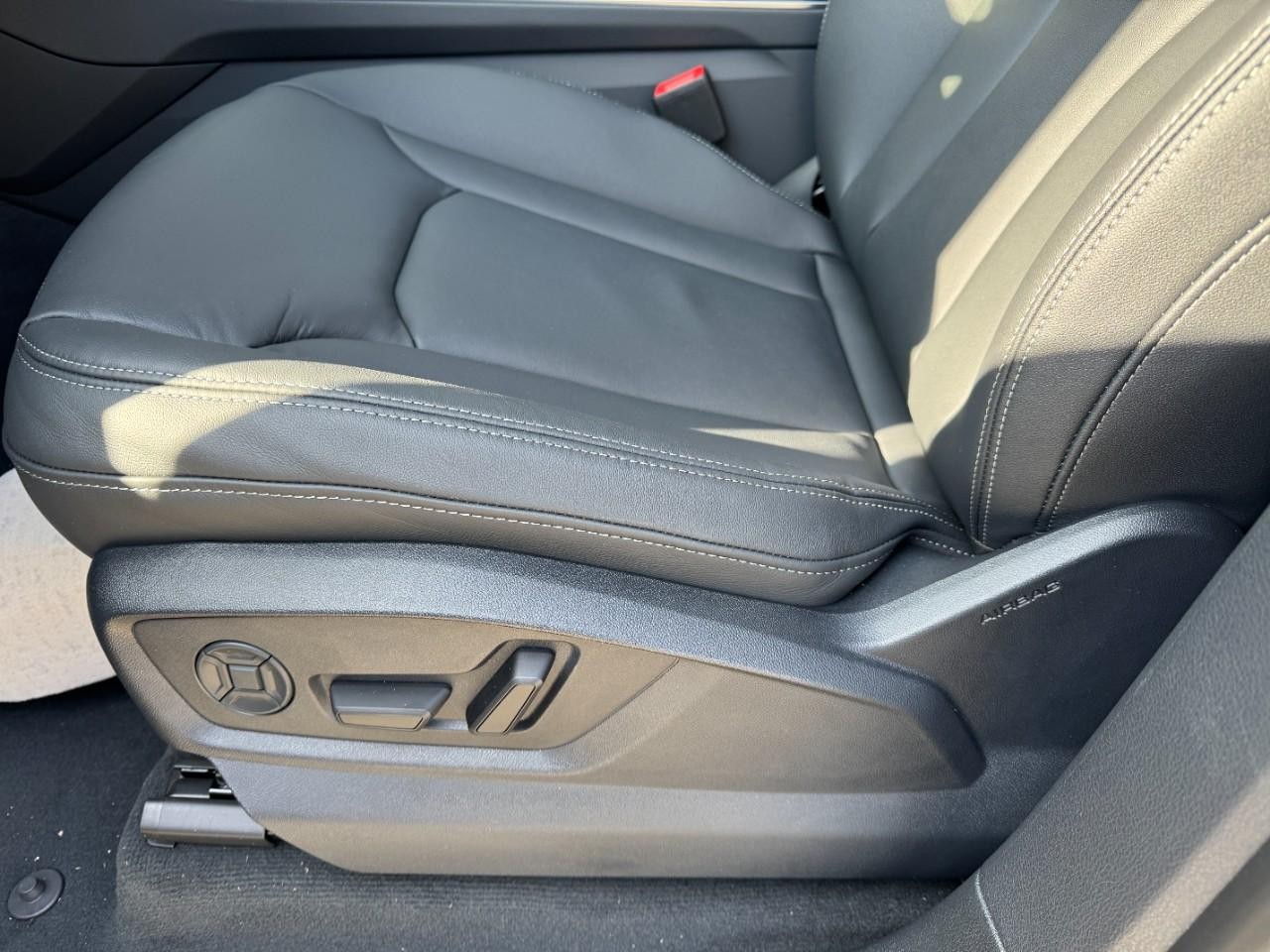 Audi Q8 Vehicle Full-screen Gallery Image 31