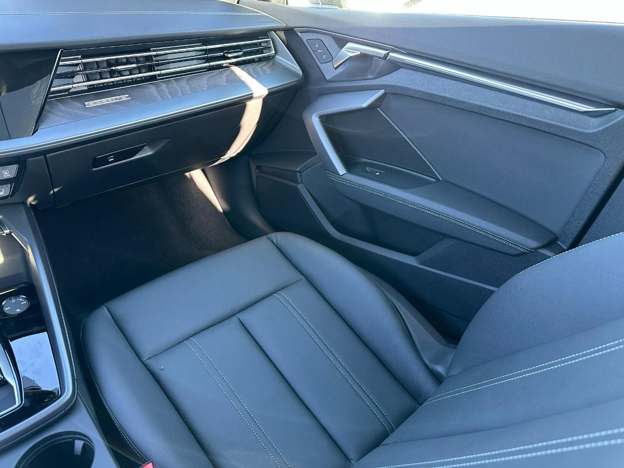 Audi A3 Vehicle Full-screen Gallery Image 18