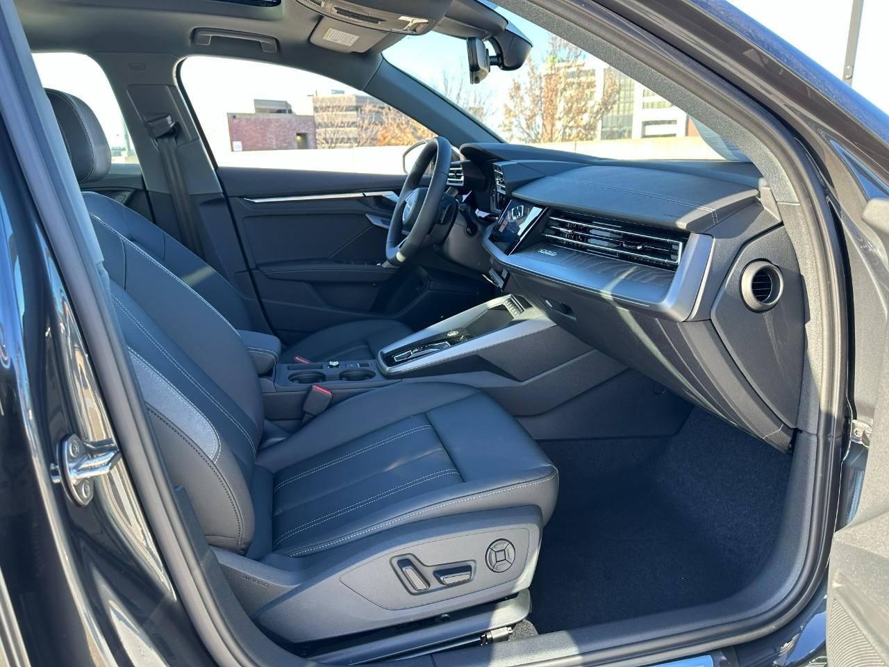 Audi A3 Vehicle Full-screen Gallery Image 19