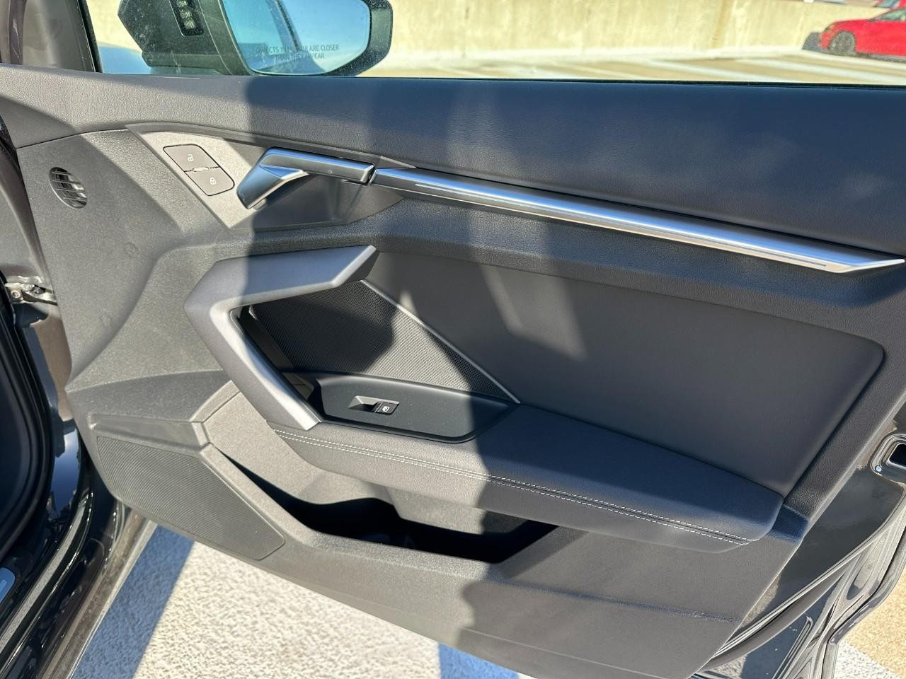 Audi A3 Vehicle Full-screen Gallery Image 20