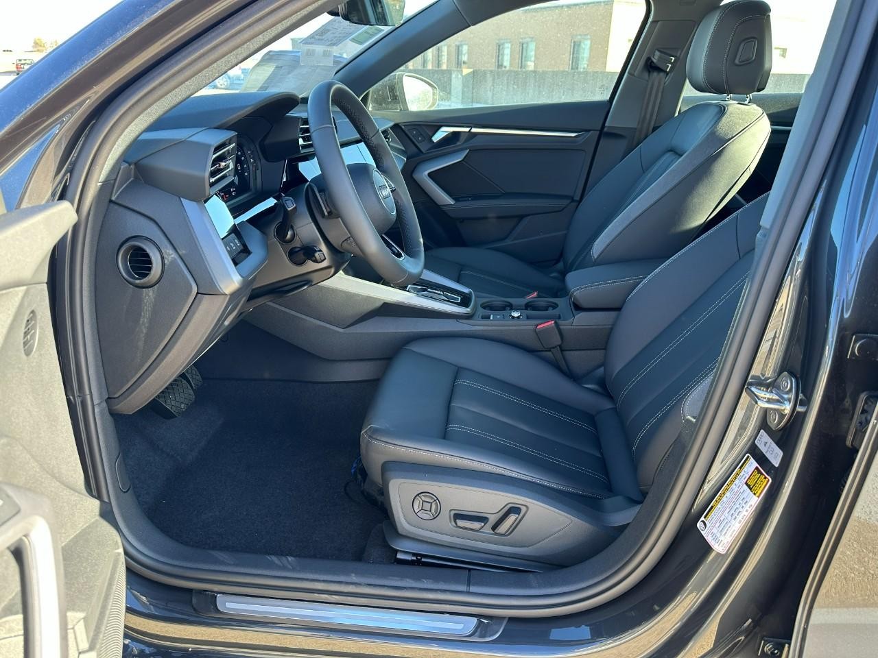 Audi A3 Vehicle Full-screen Gallery Image 21