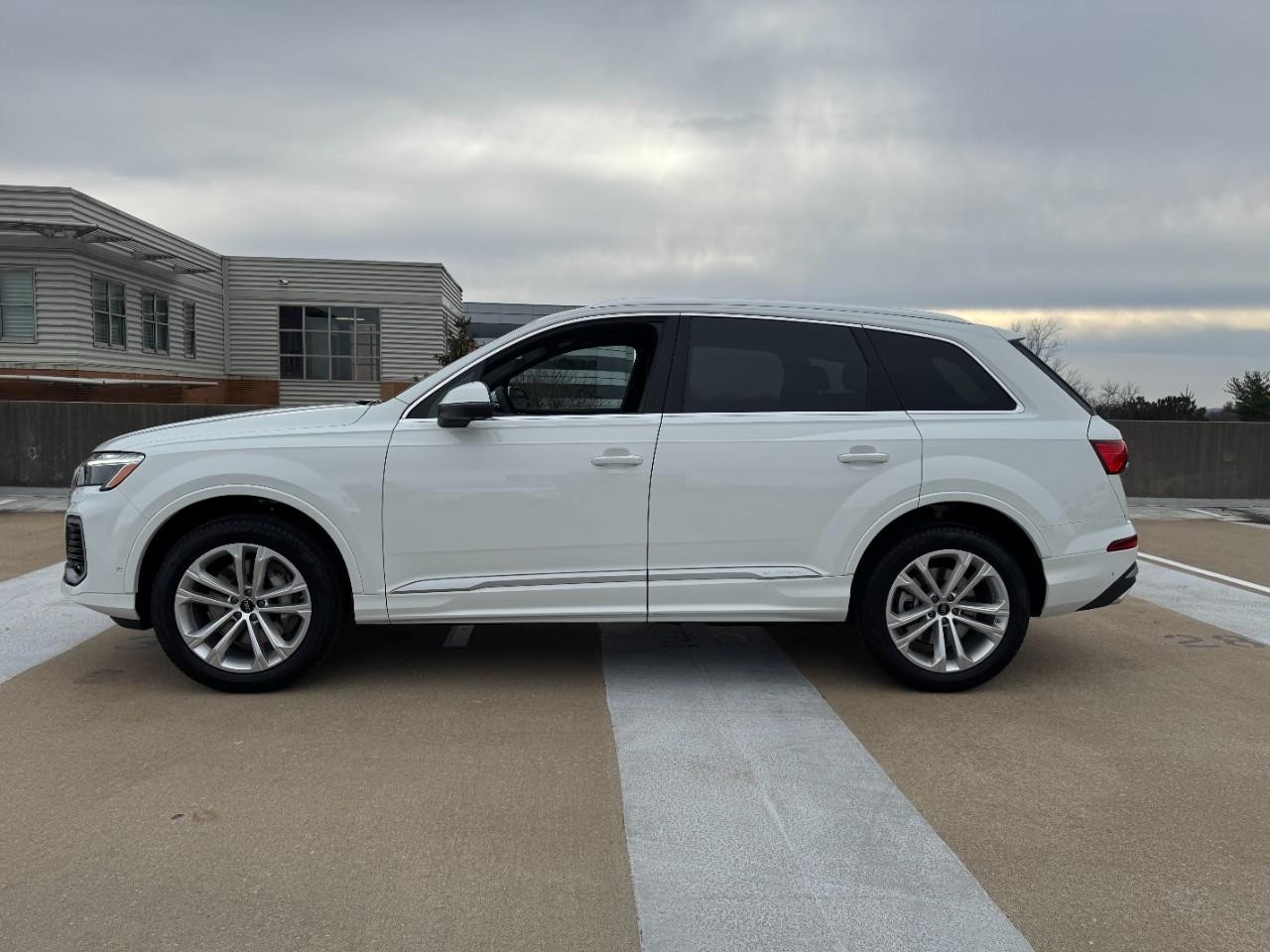 Audi Q7 Vehicle Full-screen Gallery Image 2