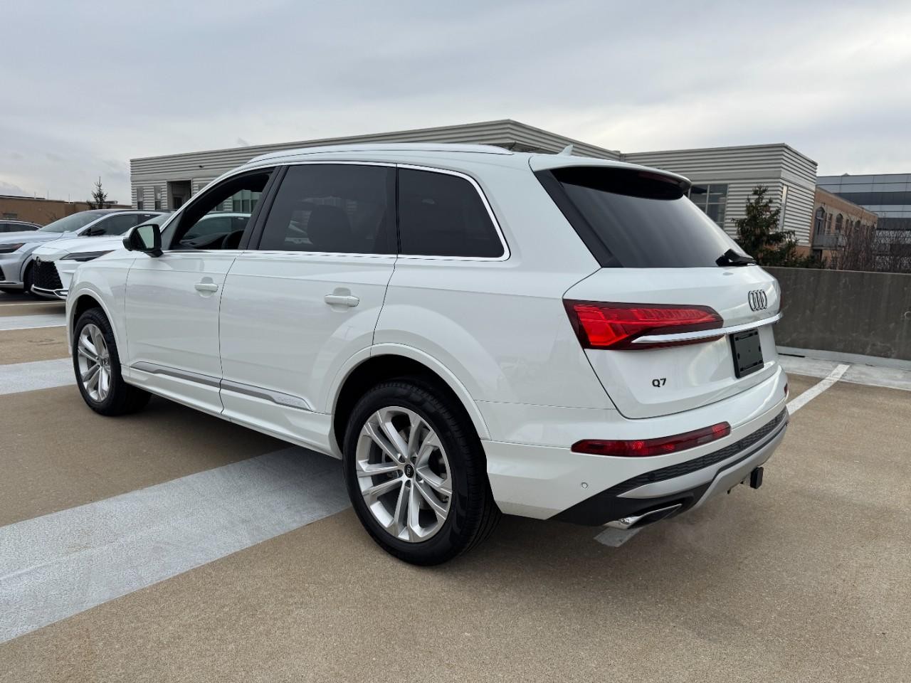 Audi Q7 Vehicle Full-screen Gallery Image 3