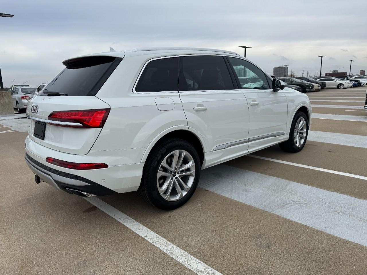 Audi Q7 Vehicle Full-screen Gallery Image 4