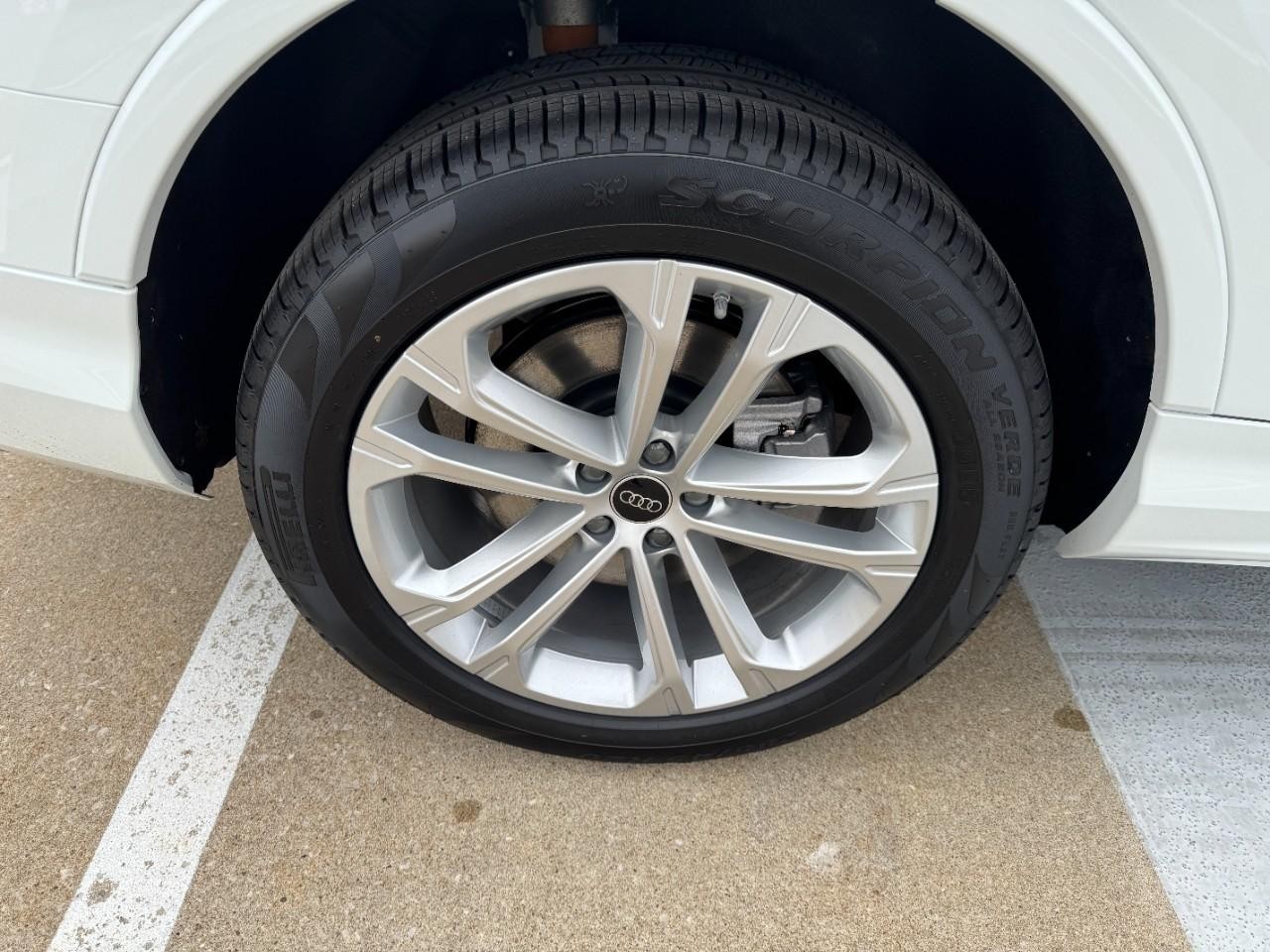 Audi Q7 Vehicle Full-screen Gallery Image 5