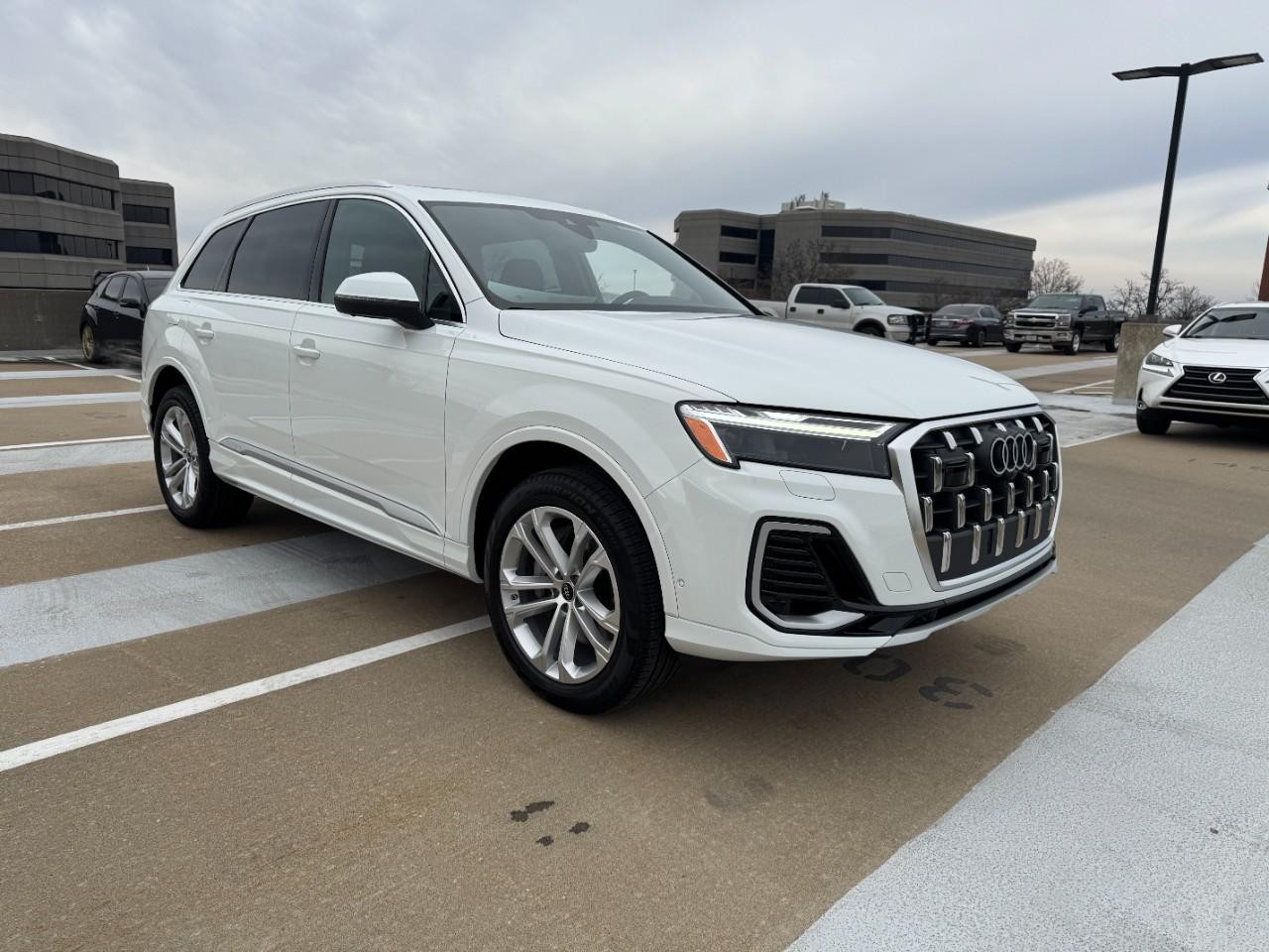 Audi Q7 Vehicle Full-screen Gallery Image 6