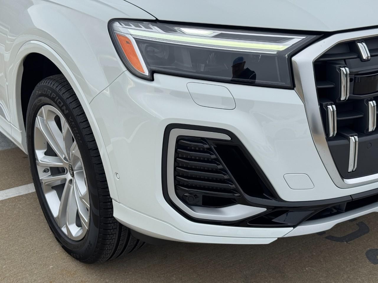 Audi Q7 Vehicle Full-screen Gallery Image 8