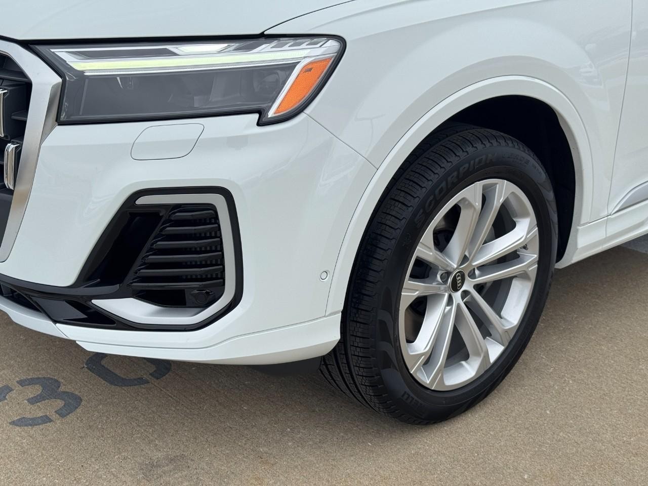 Audi Q7 Vehicle Full-screen Gallery Image 9