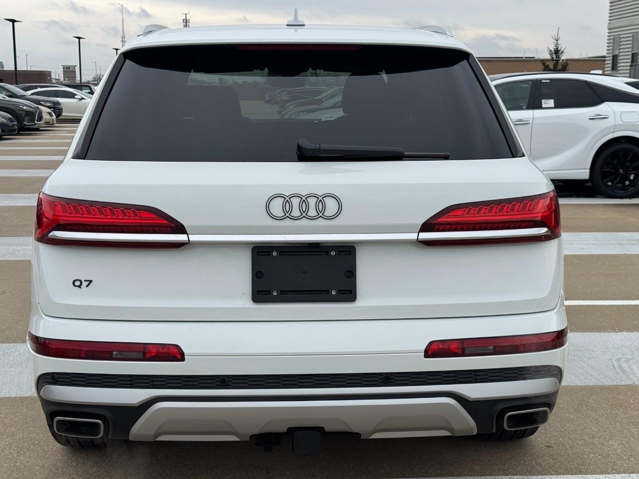 Audi Q7 Vehicle Full-screen Gallery Image 10