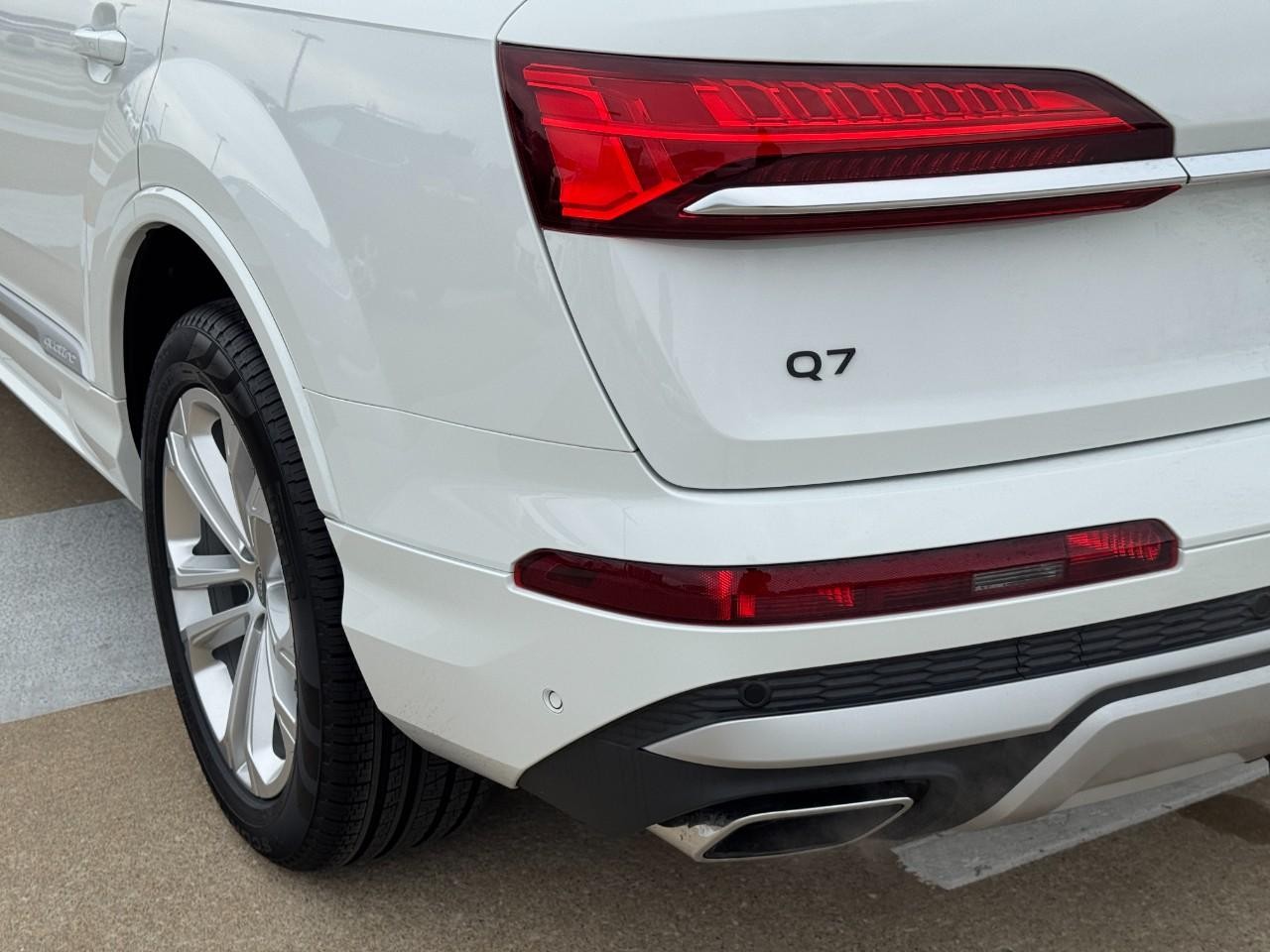 Audi Q7 Vehicle Full-screen Gallery Image 11