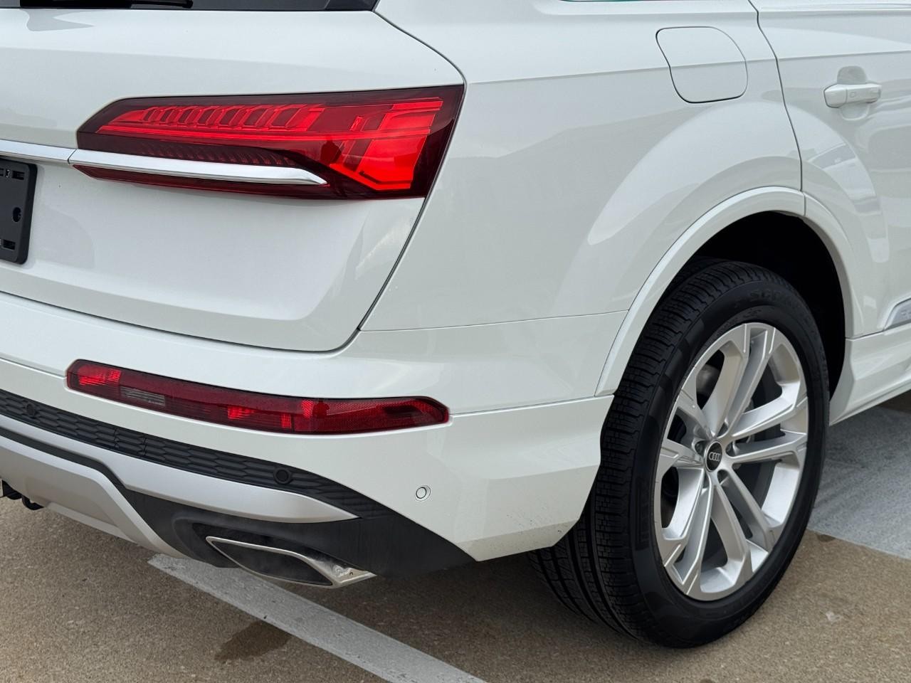 Audi Q7 Vehicle Full-screen Gallery Image 12