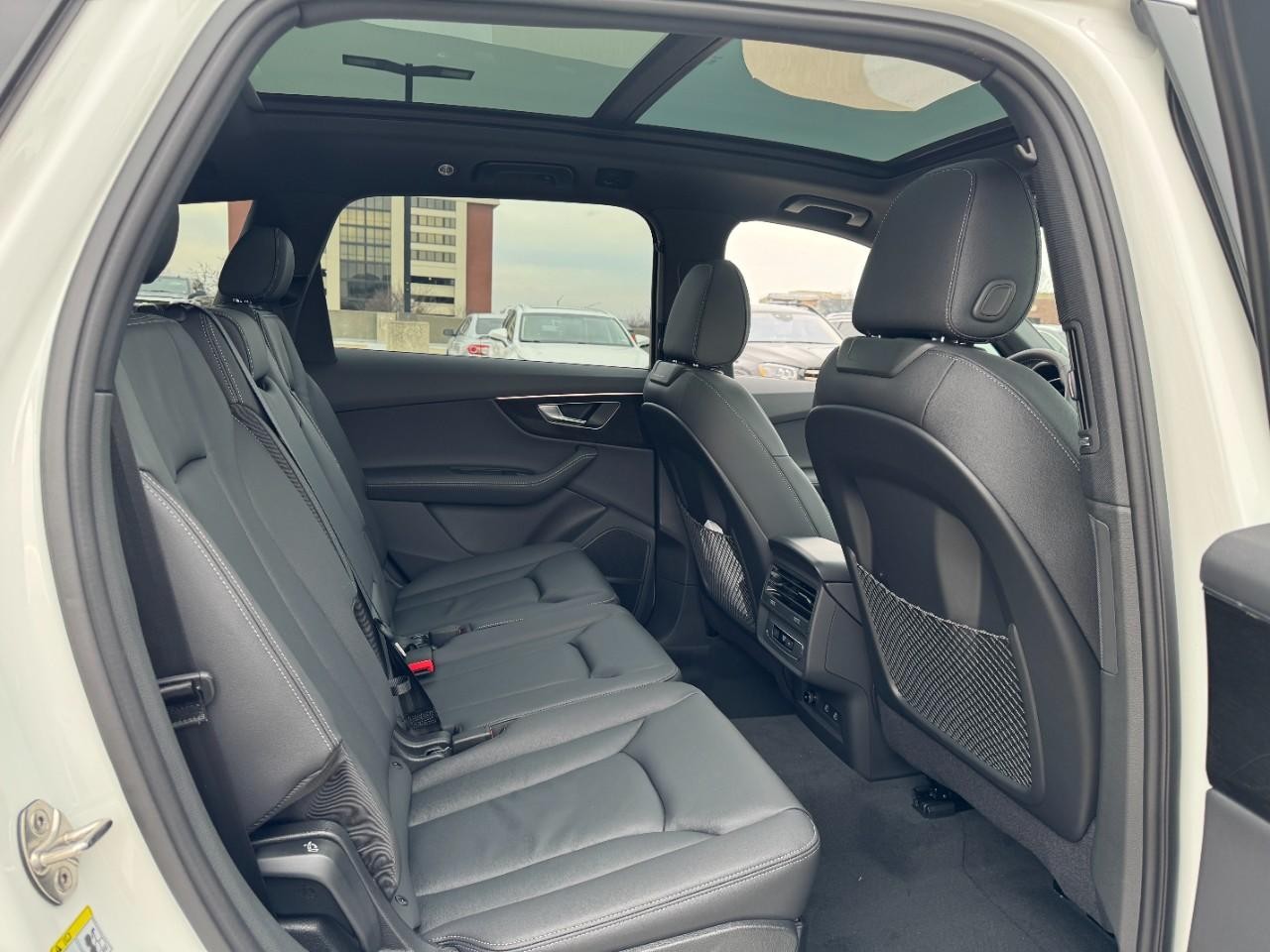 Audi Q7 Vehicle Full-screen Gallery Image 13