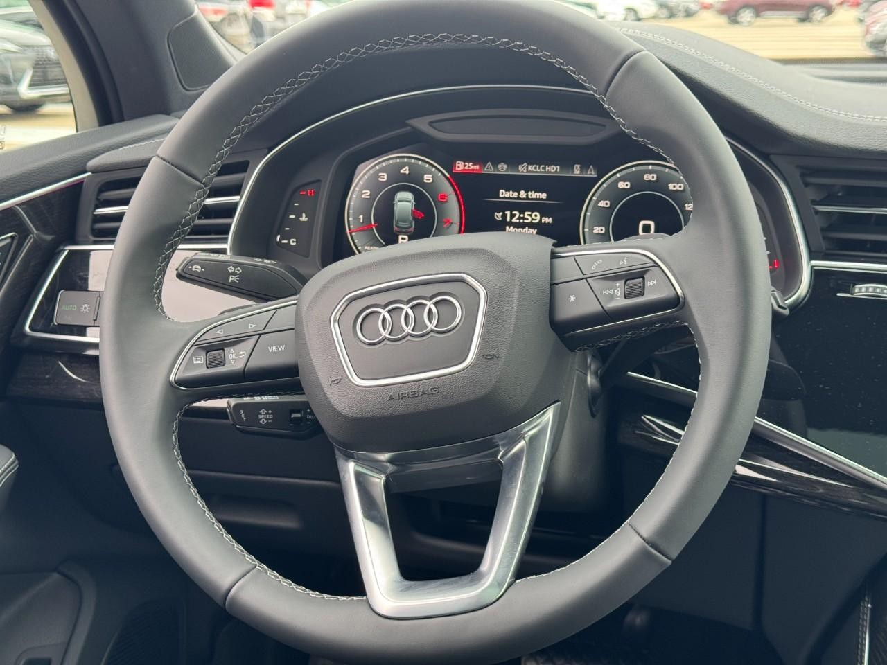 Audi Q7 Vehicle Full-screen Gallery Image 15