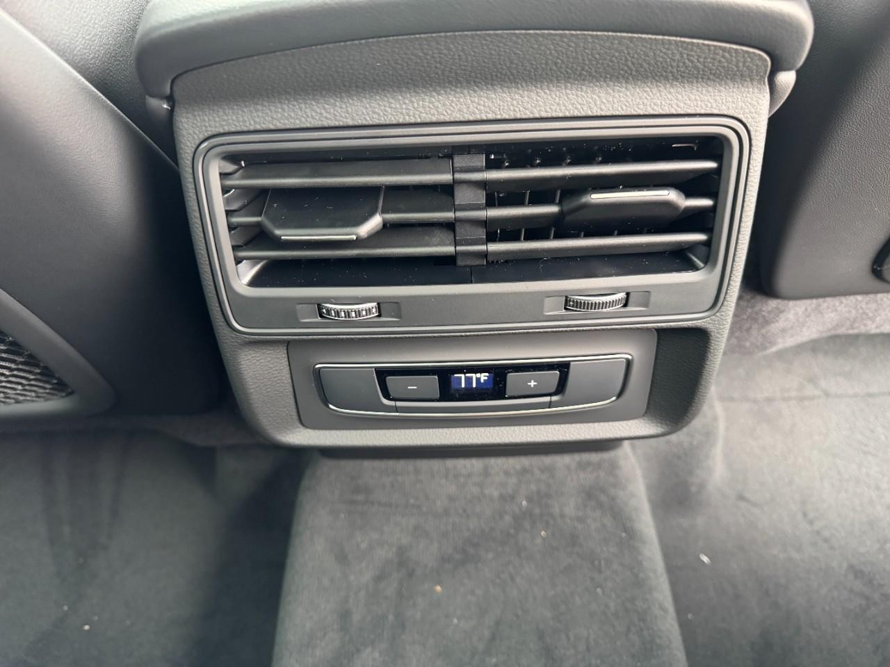 Audi Q7 Vehicle Full-screen Gallery Image 19