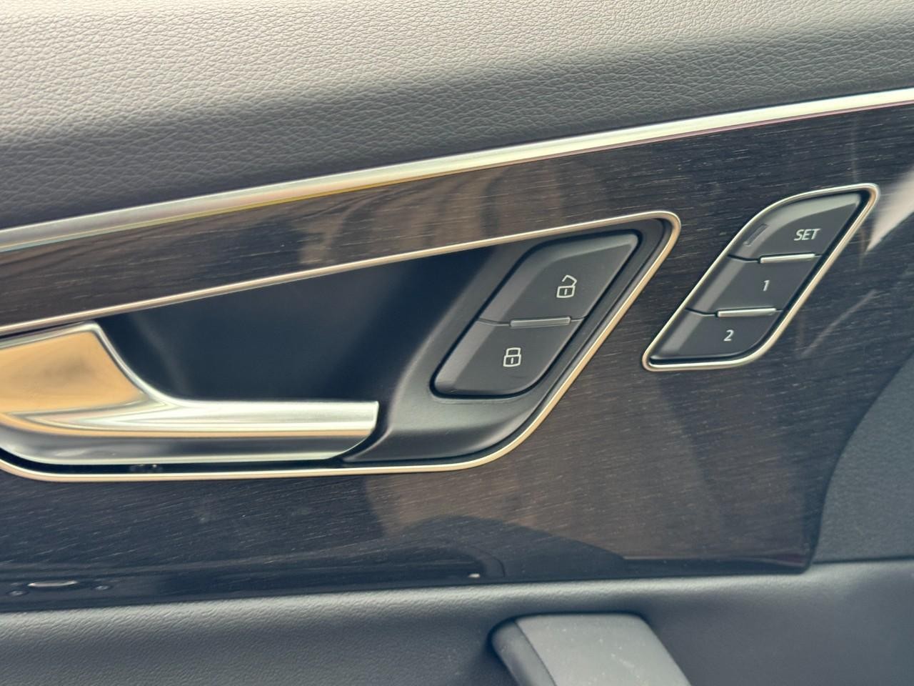 Audi Q7 Vehicle Full-screen Gallery Image 28