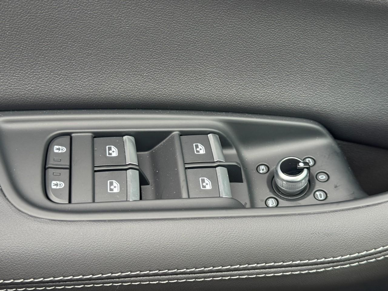 Audi Q7 Vehicle Full-screen Gallery Image 29