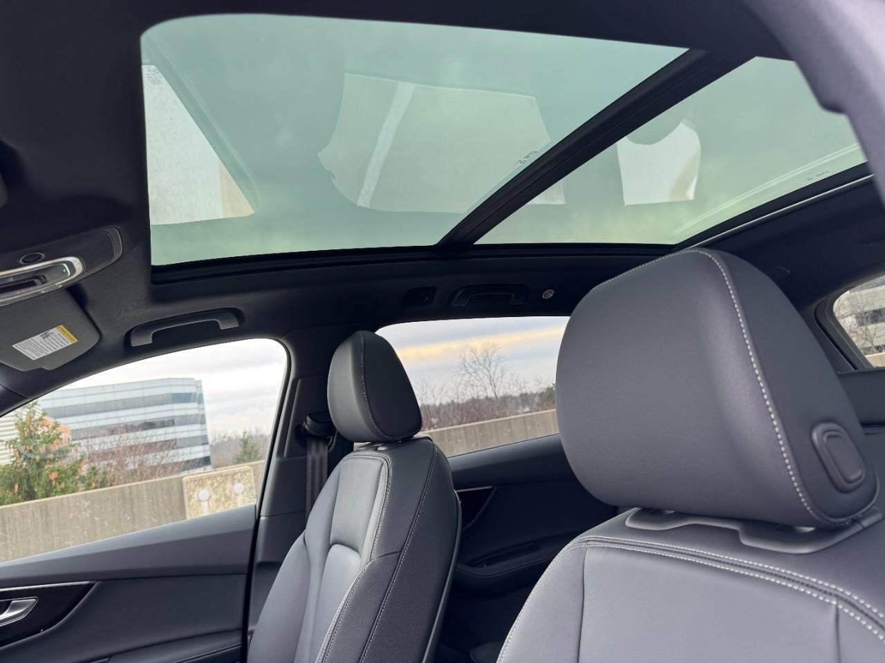 Audi Q7 Vehicle Full-screen Gallery Image 30