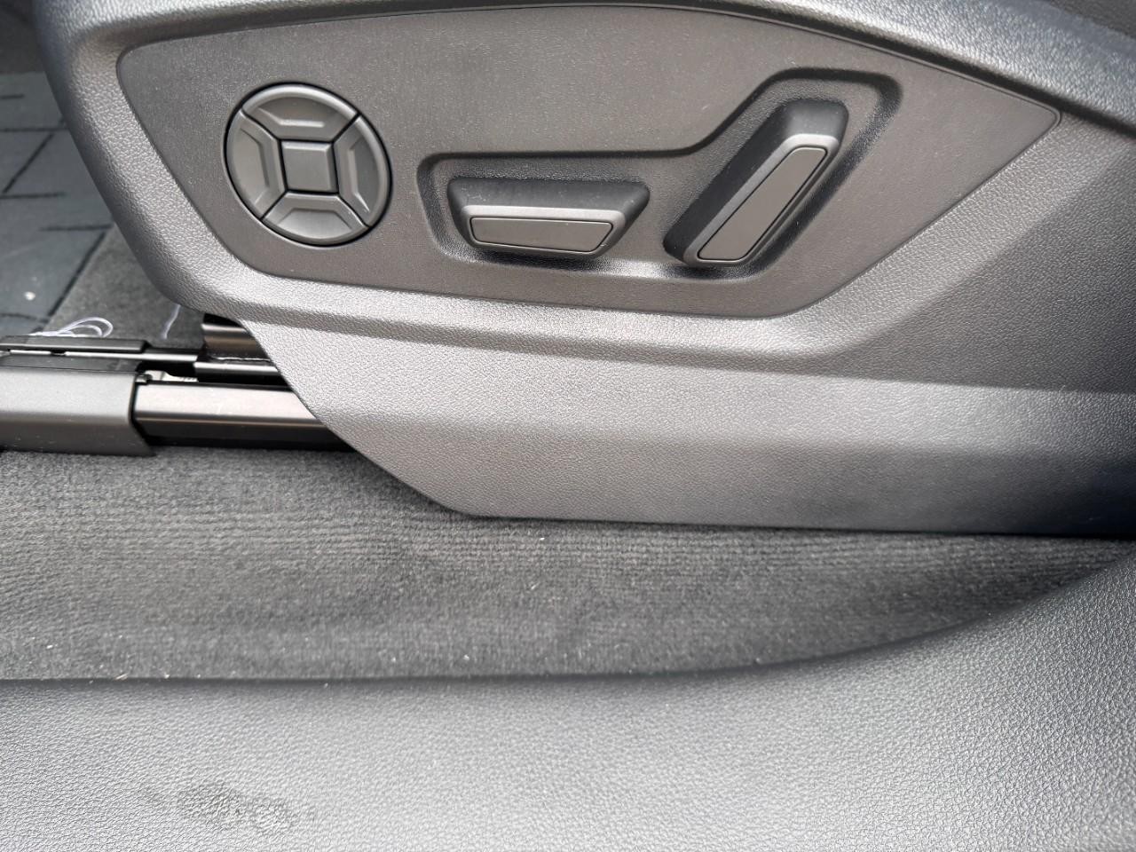 Audi Q7 Vehicle Full-screen Gallery Image 31