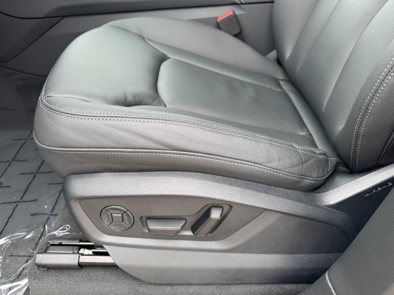 Audi Q7 Vehicle Full-screen Gallery Image 32