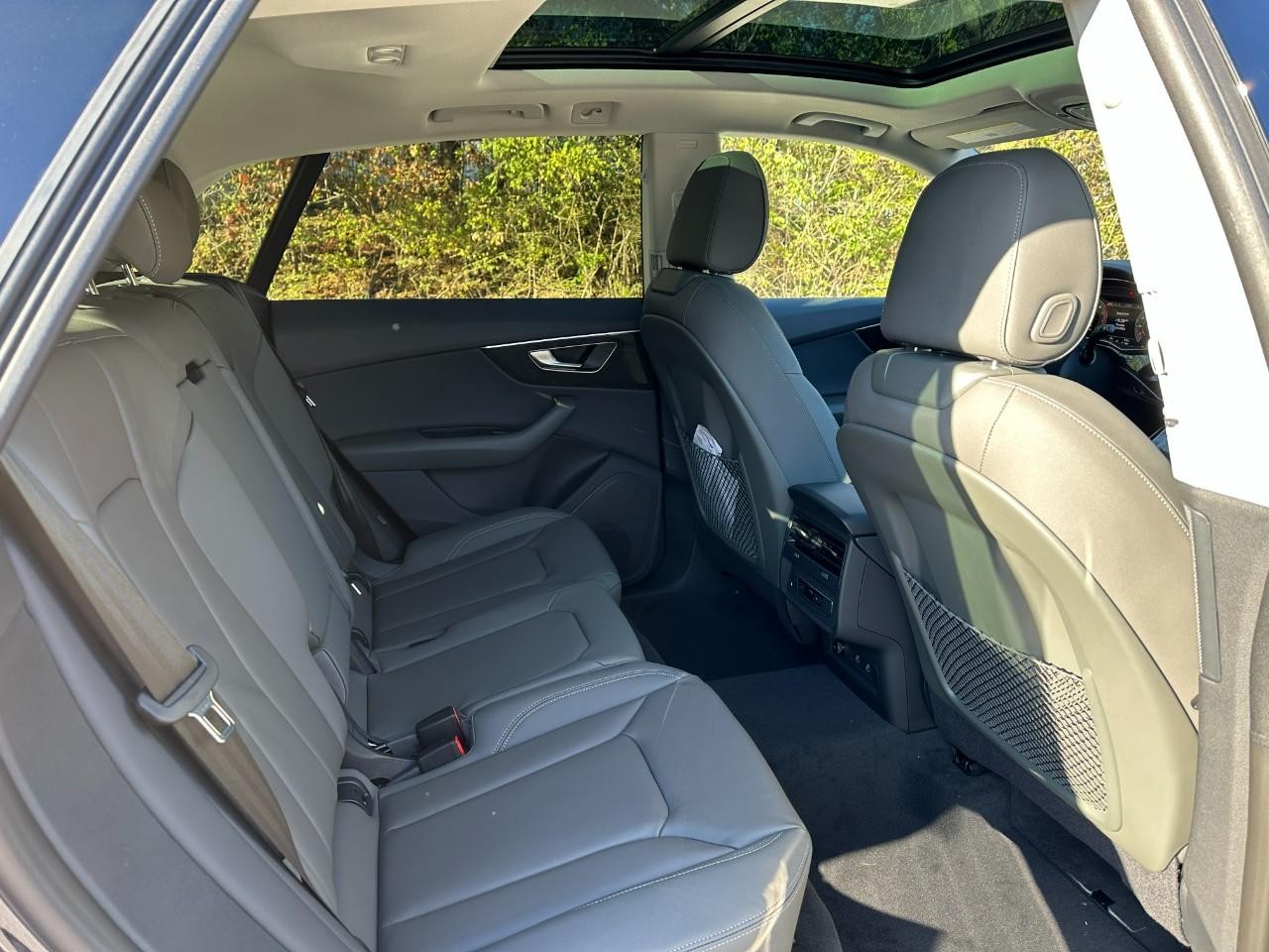 Audi Q8 Vehicle Full-screen Gallery Image 9