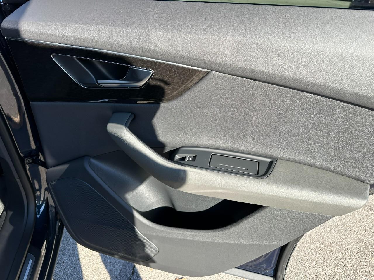 Audi Q8 Vehicle Full-screen Gallery Image 10