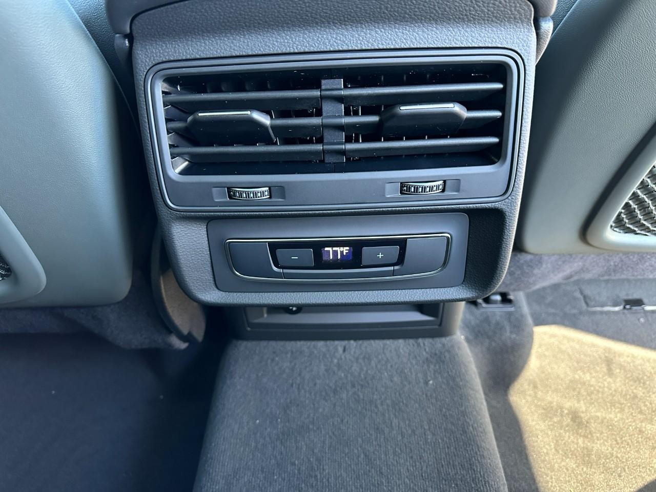 Audi Q8 Vehicle Full-screen Gallery Image 11