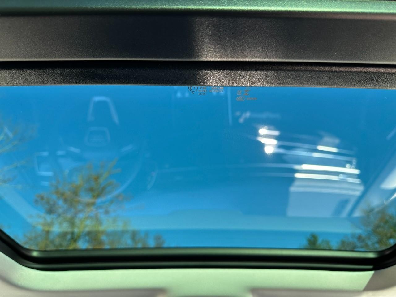 Audi Q8 Vehicle Full-screen Gallery Image 12