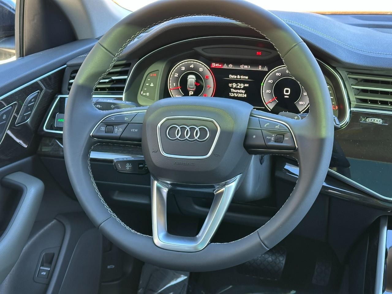 Audi Q8 Vehicle Full-screen Gallery Image 14