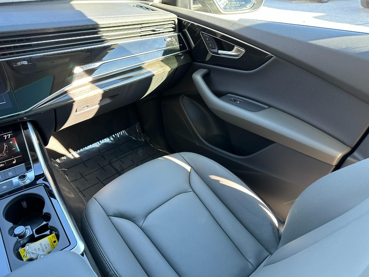 Audi Q8 Vehicle Full-screen Gallery Image 17