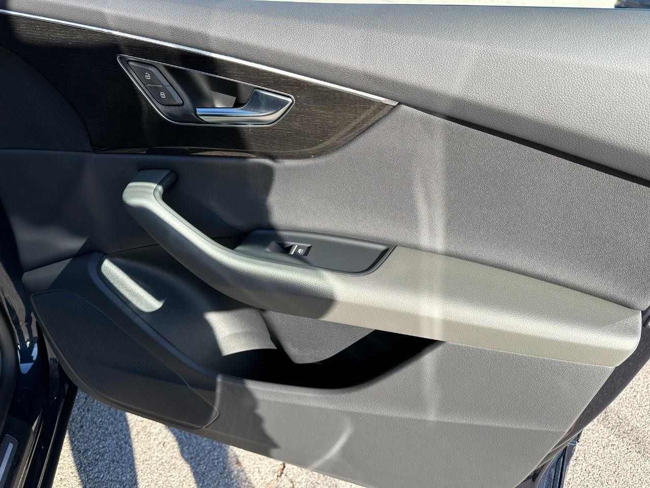 Audi Q8 Vehicle Full-screen Gallery Image 19