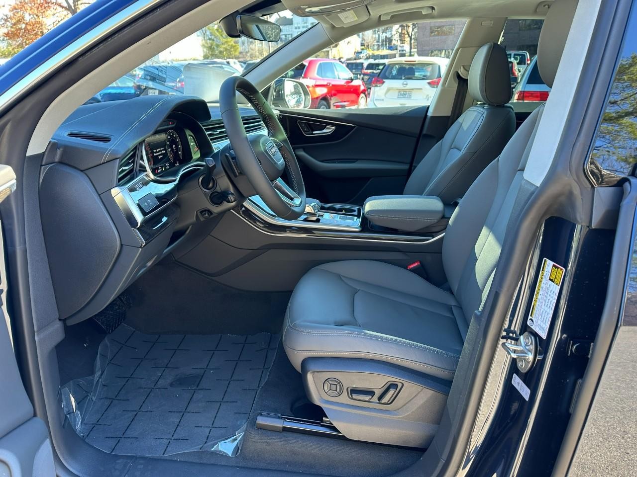 Audi Q8 Vehicle Full-screen Gallery Image 20