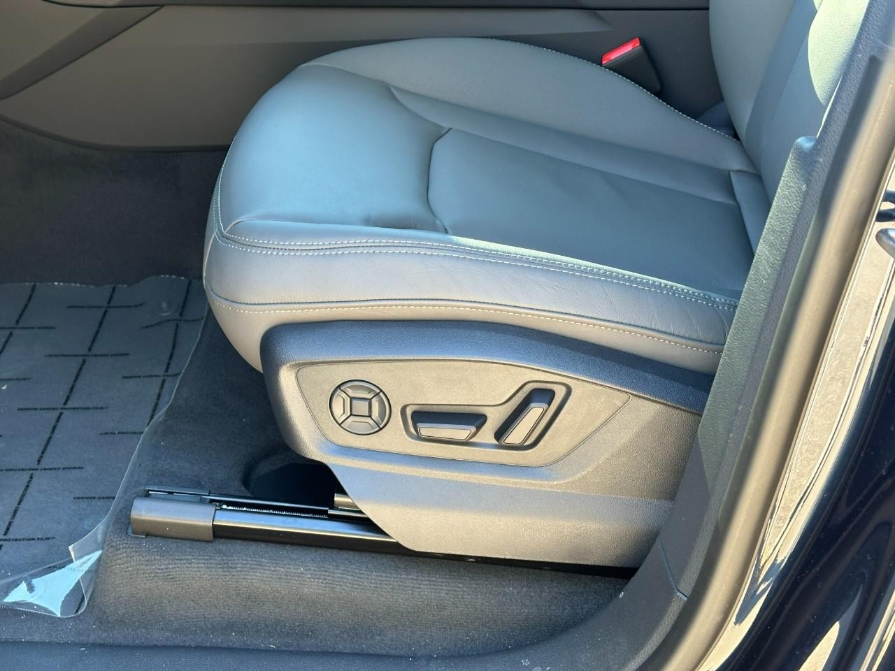 Audi Q8 Vehicle Full-screen Gallery Image 21