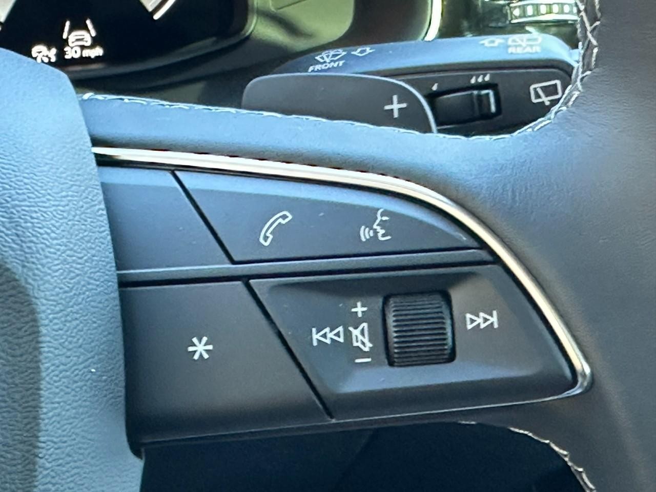 Audi Q8 Vehicle Full-screen Gallery Image 25