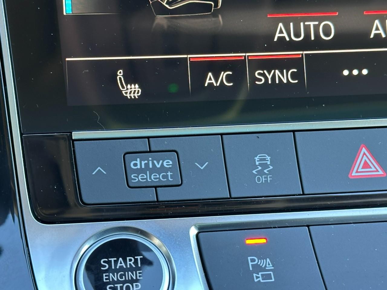 Audi Q8 Vehicle Full-screen Gallery Image 31