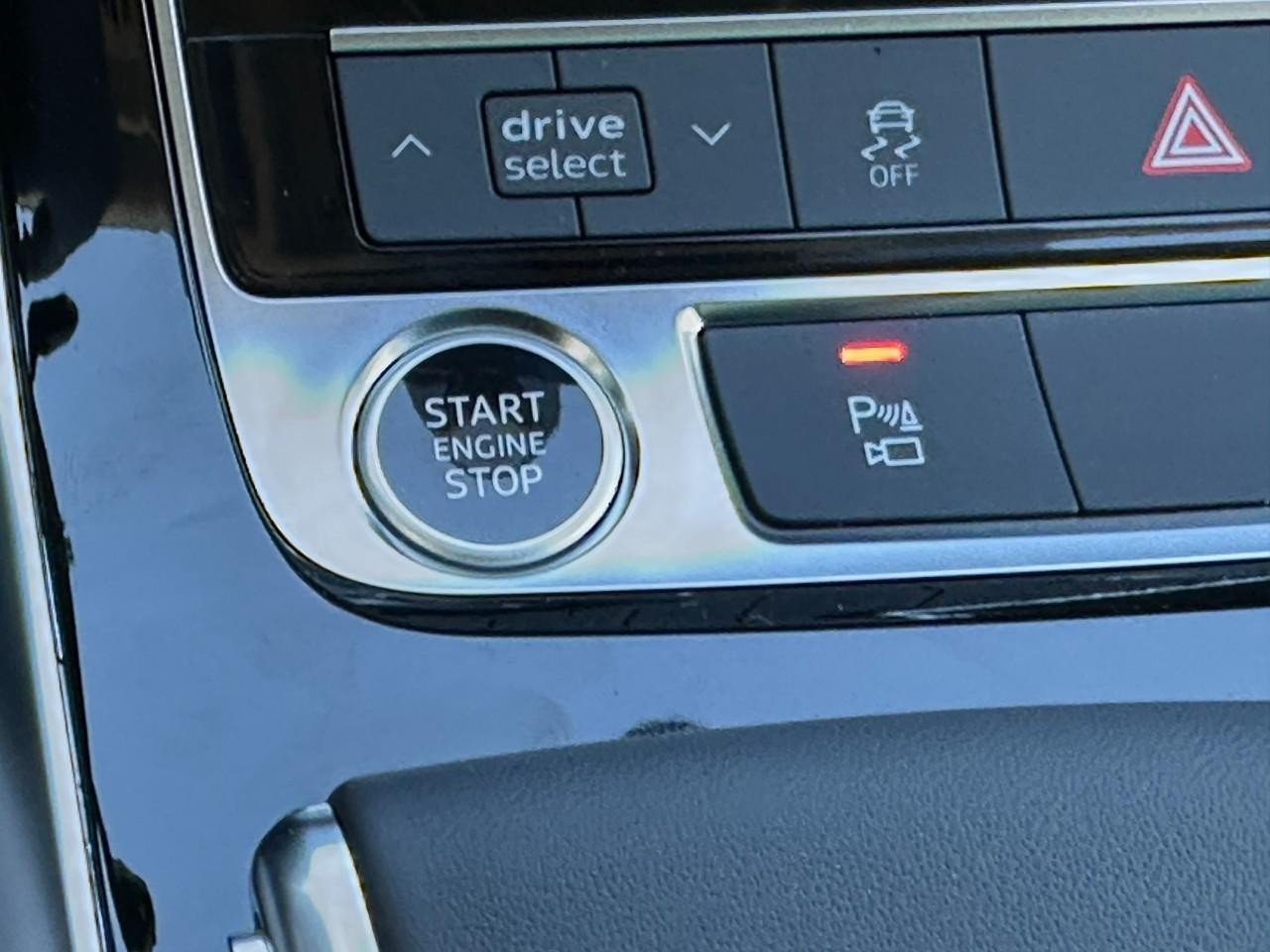 Audi Q8 Vehicle Full-screen Gallery Image 32