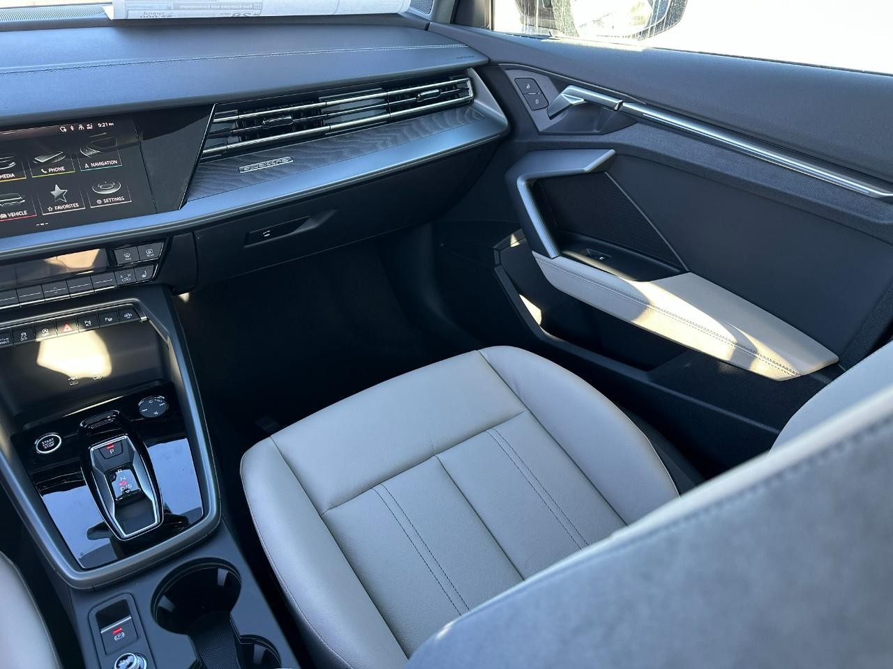 Audi A3 Vehicle Full-screen Gallery Image 17