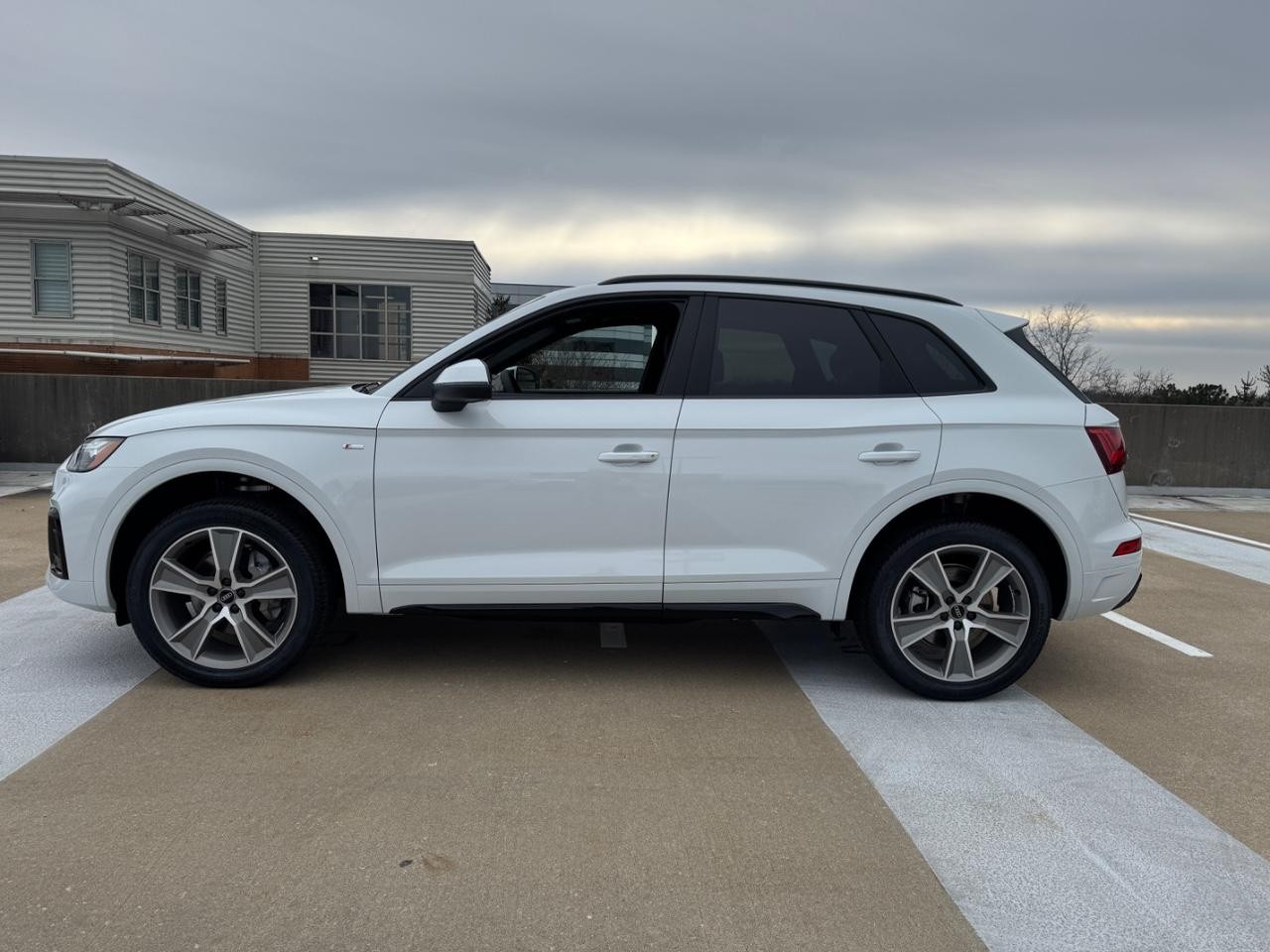 Audi Q5 Vehicle Full-screen Gallery Image 02