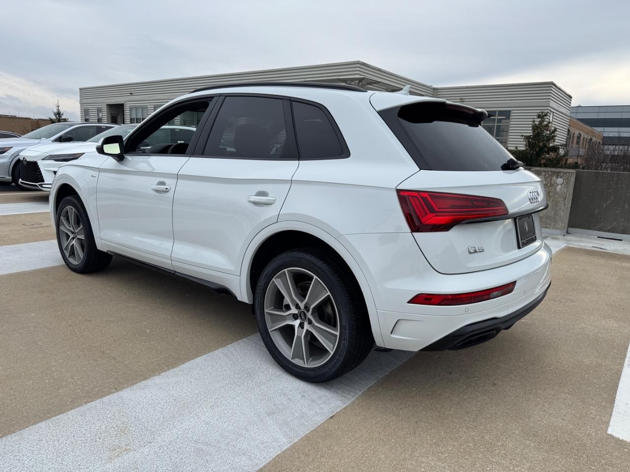 Audi Q5 Vehicle Full-screen Gallery Image 03