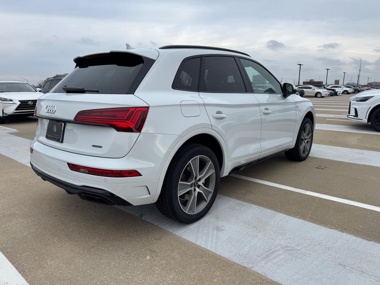 Audi Q5 Vehicle Full-screen Gallery Image 04