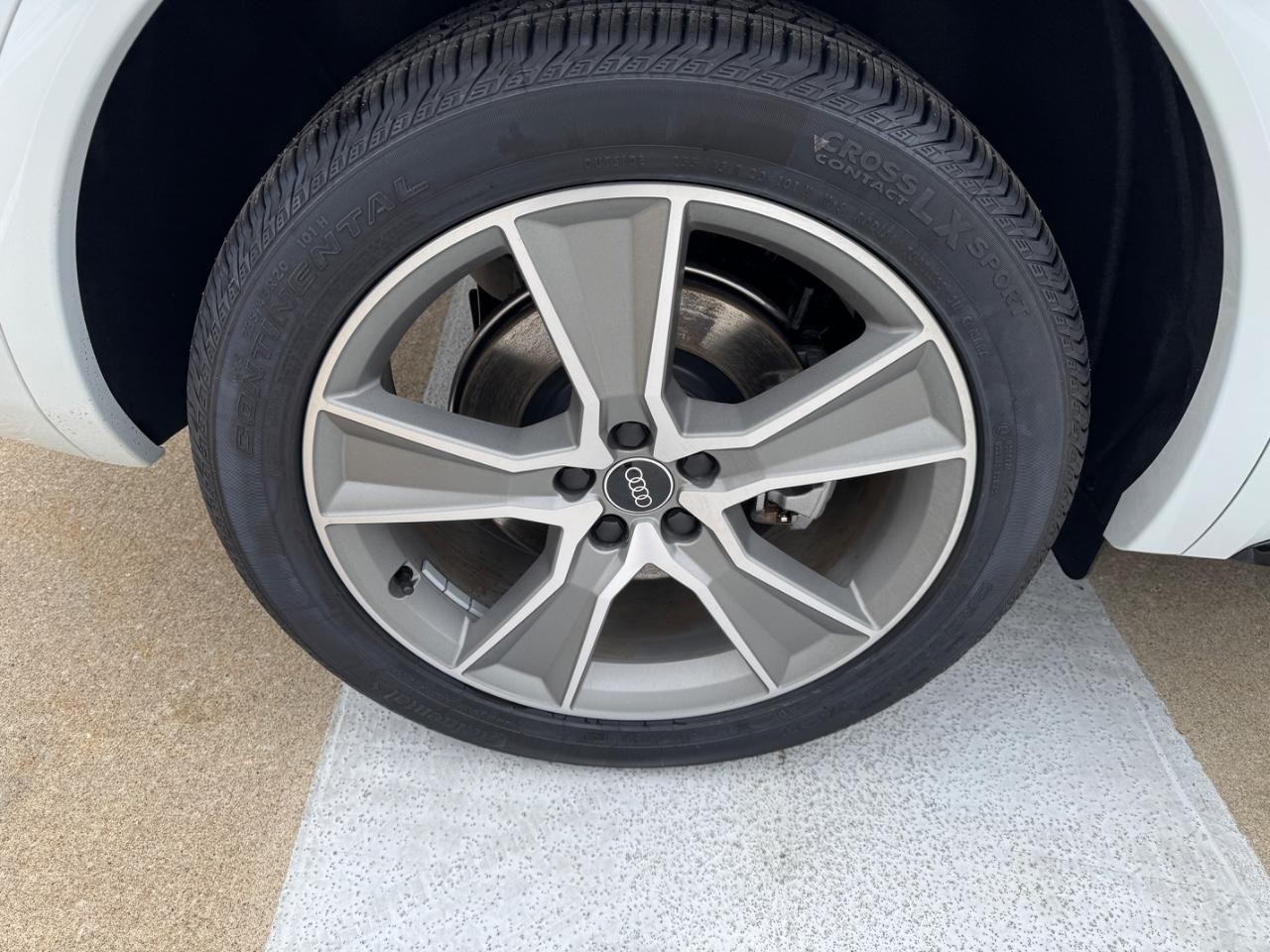 Audi Q5 Vehicle Full-screen Gallery Image 05