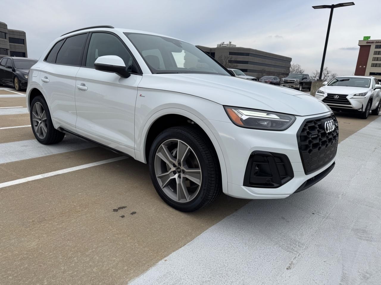 Audi Q5 Vehicle Full-screen Gallery Image 06