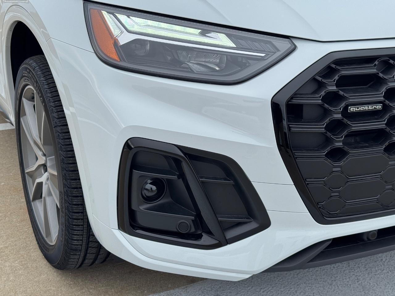 Audi Q5 Vehicle Full-screen Gallery Image 08