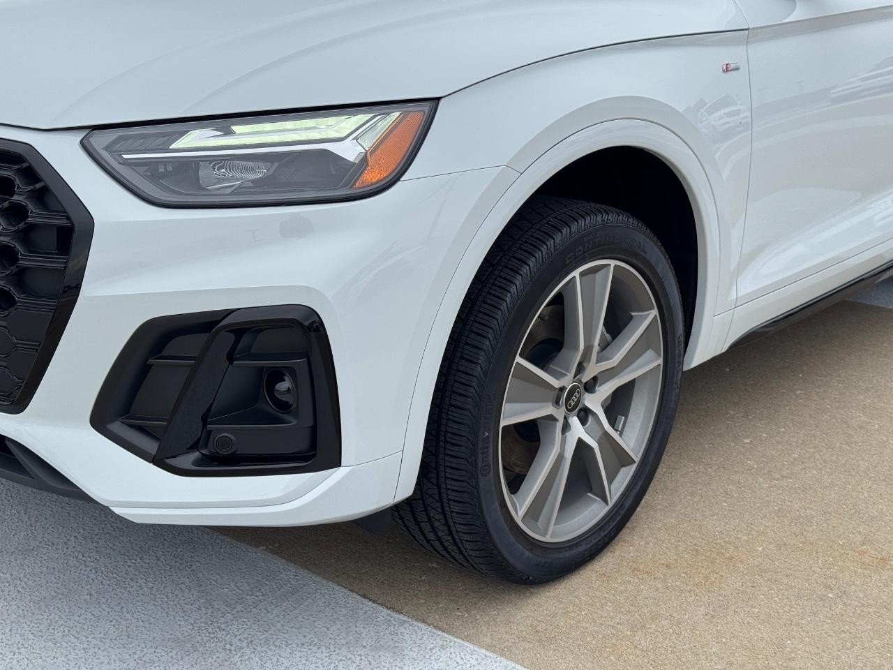 Audi Q5 Vehicle Full-screen Gallery Image 09