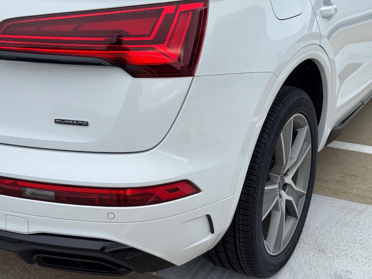 Audi Q5 Vehicle Full-screen Gallery Image 12