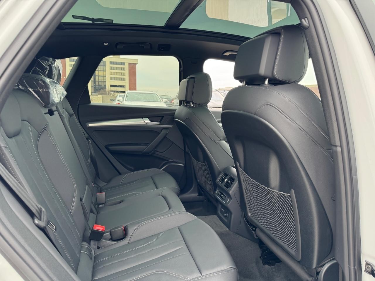 Audi Q5 Vehicle Full-screen Gallery Image 13