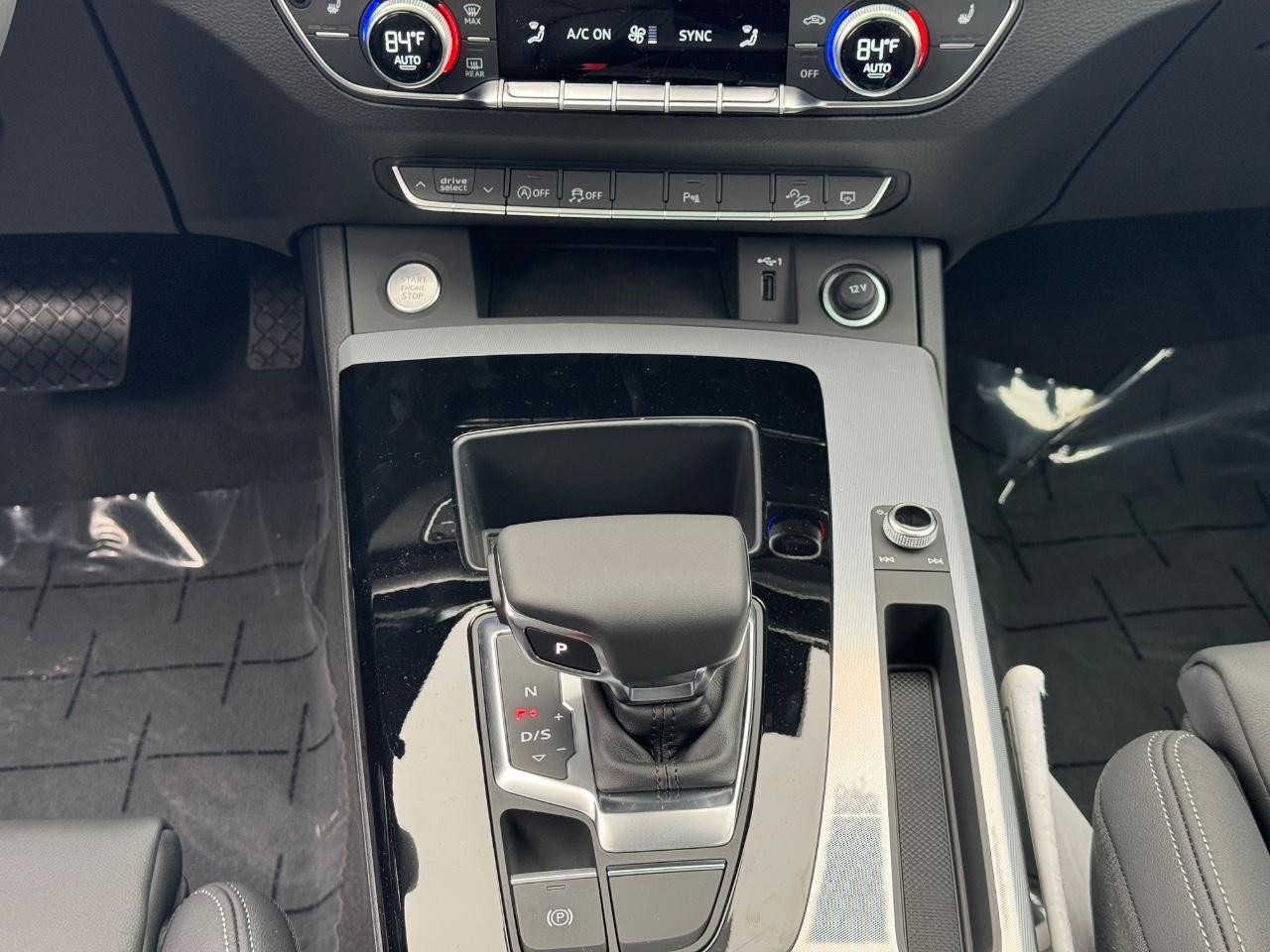 Audi Q5 Vehicle Full-screen Gallery Image 17