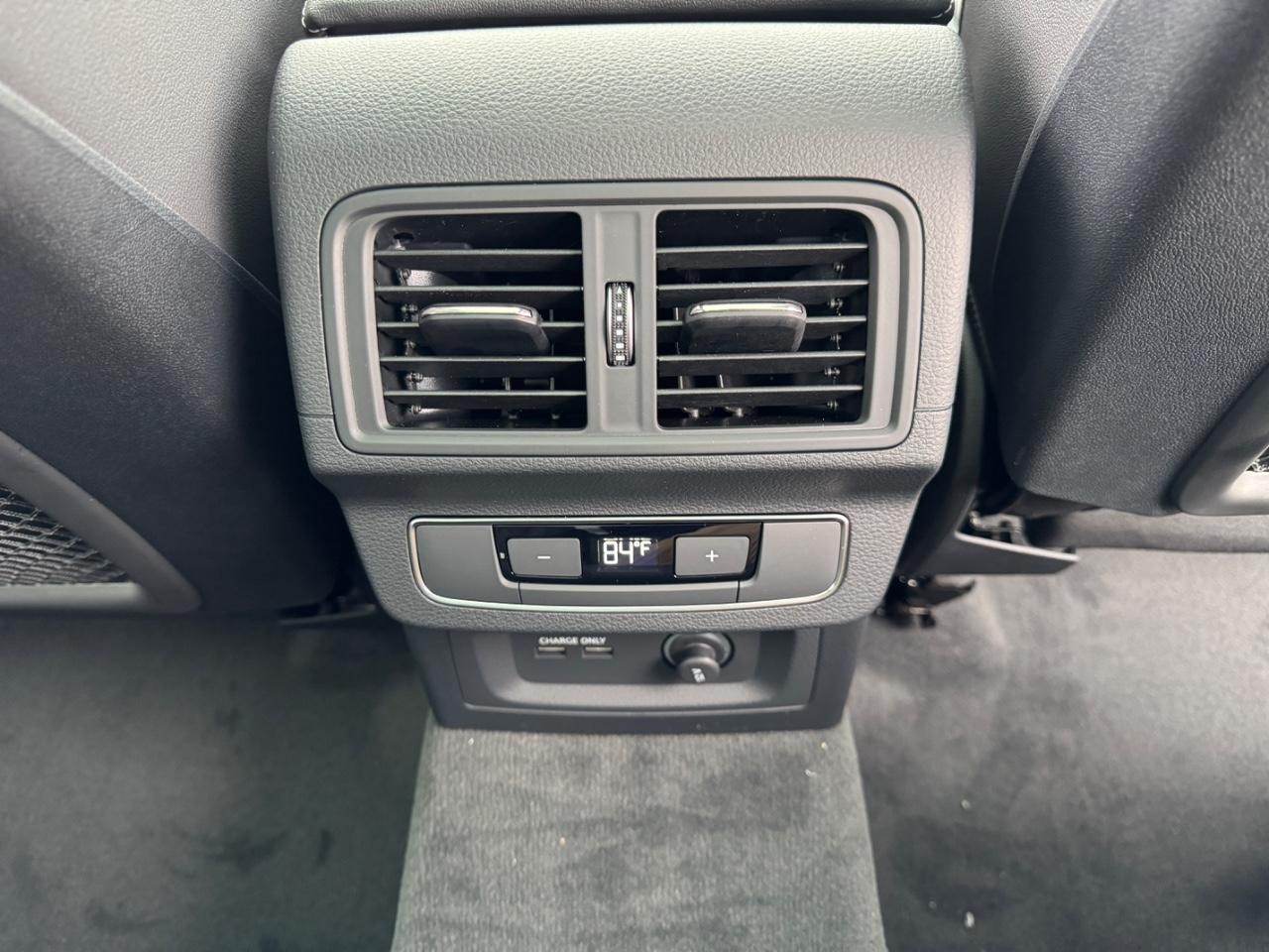 Audi Q5 Vehicle Full-screen Gallery Image 19